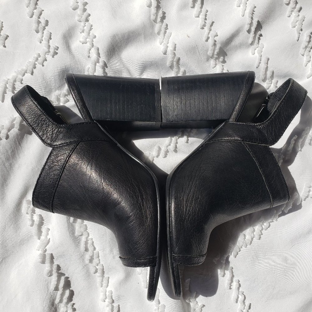 Le Chateau Genuine Leather Slingbacks Size 8